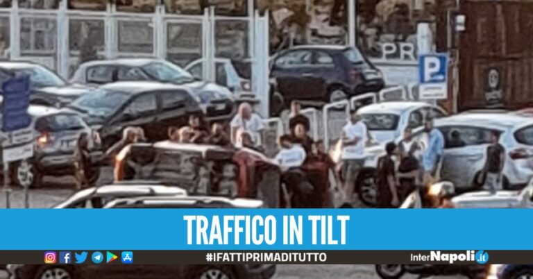 Auto si ribalta all’esterno del bar Belle Époque, c’è un ferito