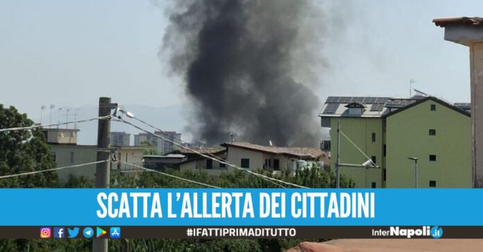 Scoppia l'incendio a Mugnano, colonna di fumo visibile da chilometri