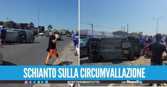 Auto si capovolge dopo lo schianto sulla Circumvallazione, bimba estratta dall'auto distrutta