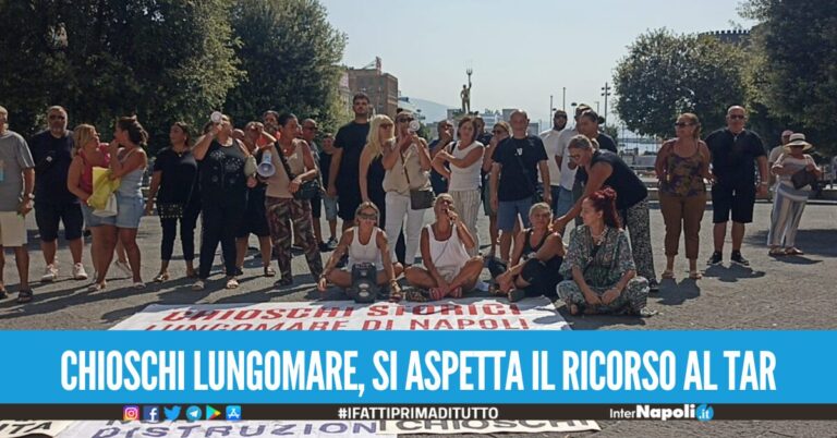 Chioschi di Mergellina chiusi, nuova protesta dei gestori: “Non siamo abusivi né criminali”