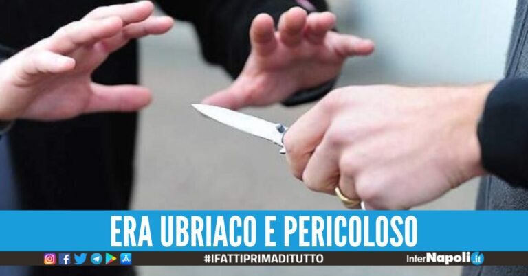 minaccia con un coltello ubriaco napoli
