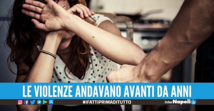 picchia e minaccia l'ex moglie davanti al figlio portici