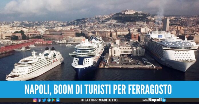 Boom crociere Napoli