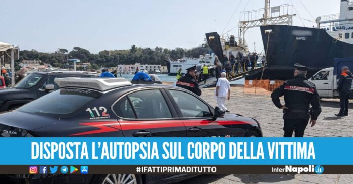 Forti odori in una casa a Ischia, i carabinieri trovano il cadavere