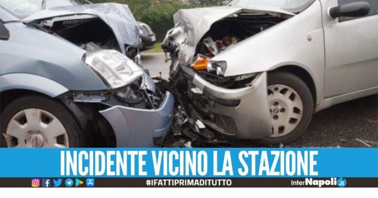 Scontro frontale nei pressi della stazione di Aversa, gravi 3 giovani