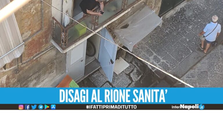 Paura a Napoli, cede manto stradale nel rione Sanità: auto rischia di essere inghiottita