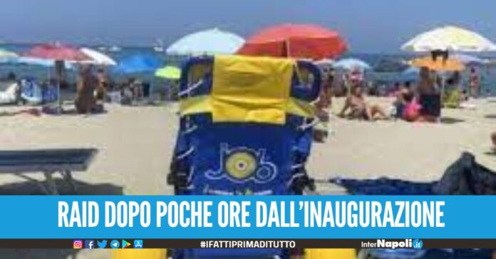 Vandalizzato poco dopo l'inaugurazione il lido per disabili a Forio, distrutti bagni e passerella