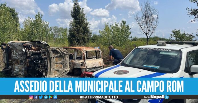 Cimitero di auto rubate e senza assicurazione, blitz della Municipale al campo rom di Giugliano