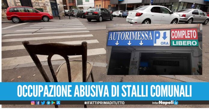 Strisce blu occupate con sedie e ostacoli per favorire i garage privati, blitz a Napoli