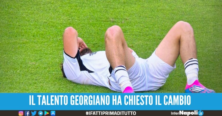 Kvaratskhelia infortunato, cosa è successo all’attaccante del Napoli
