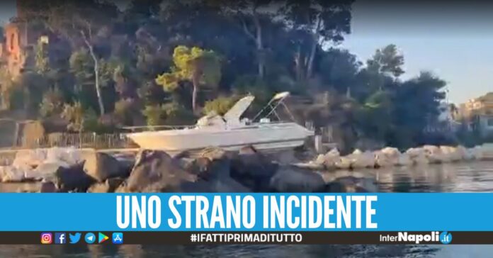 Incidente in mare a Ischia, motoscafo si pianta sulla scogliera
