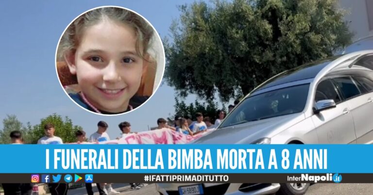 Striscioni e lacrime a Qualiano per l’ultimo saluto a Michelle, presente anche la mamma