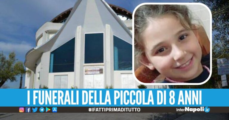 L’ultimo saluto a Michelle Volpe, a Qualiano i funerali della piccola morta nell’incidente in Smart
