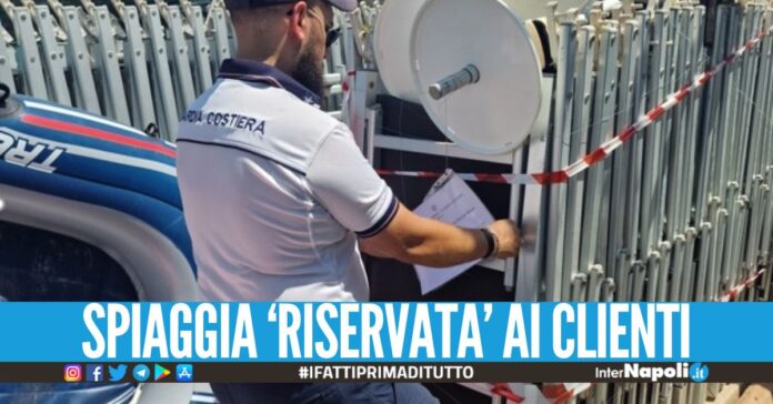 Occupavano la spiaggia libera a Sperlonga, sequestrati ombrelloni e lettini