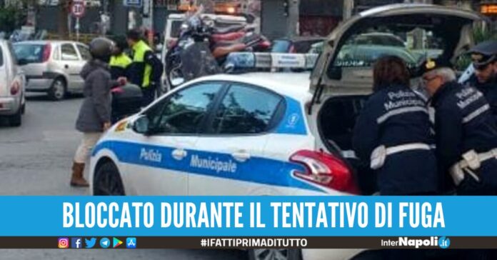 scaglia tavolino del bar contro i passanti napoli