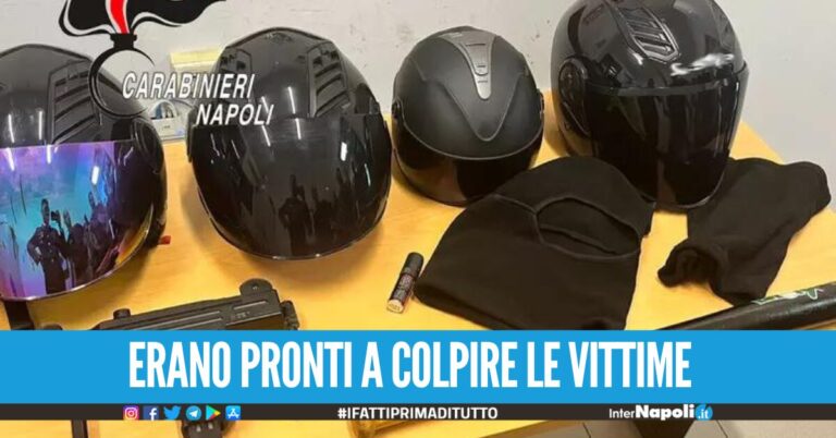 Sequestrato a Napoli il 'kit del rapinatore' mitra, caschi integrali e passamontagna