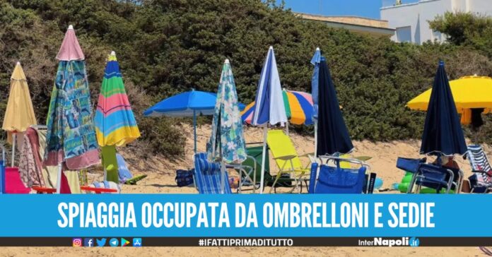 Spiaggia libera occupata con ombrelloni e sedie, blitz a Ischia contro i furbetti
