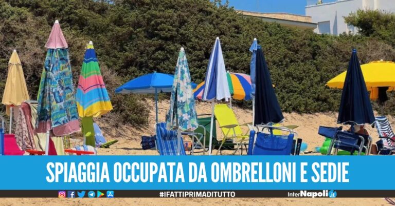 Spiaggia libera occupata con ombrelloni e sedie, blitz a Ischia contro i furbetti