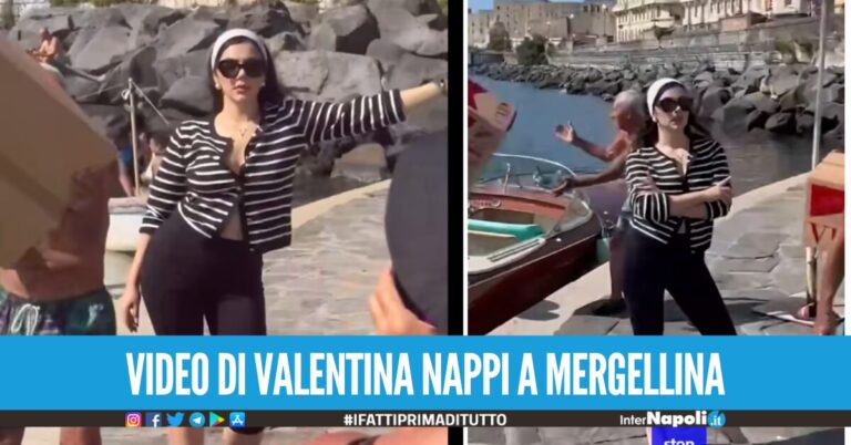 Valentina Nappi sul lungomare di Napoli, esposto alle autorità