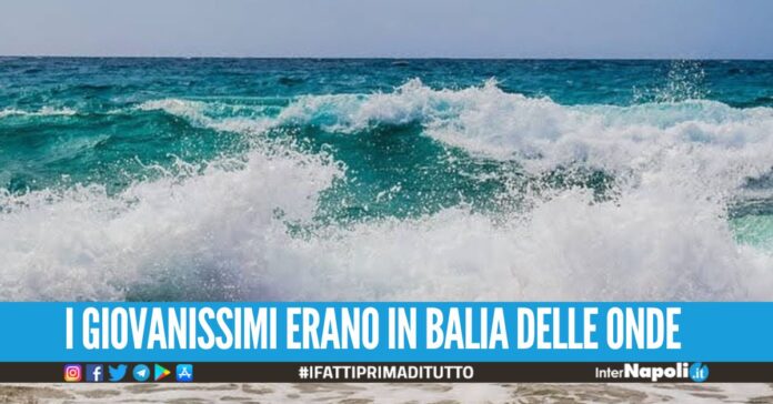 Paura in spiaggia a Mondragone, tre ragazzini rischiano di annegare: salvati da padre e figlio