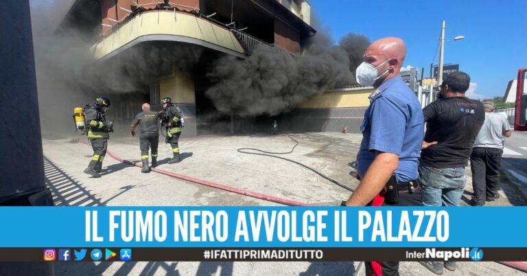 Scoppia l'incendio in un palazzo, paura per le famiglie a Pomigliano
