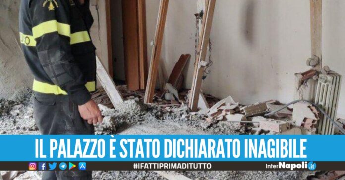 Crolla il solaio in una casa Forcella, 2 feriti in prognosi riservata
