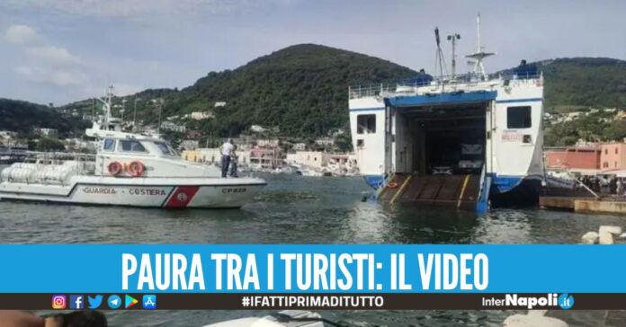 Incidente nel porto di Ischia, traghetto da Napoli si scontro con uno spazzamare