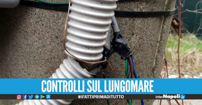 Furti di energia elettrica scoperti nei chioschi a Mondragone, denunciati i 2 titolari