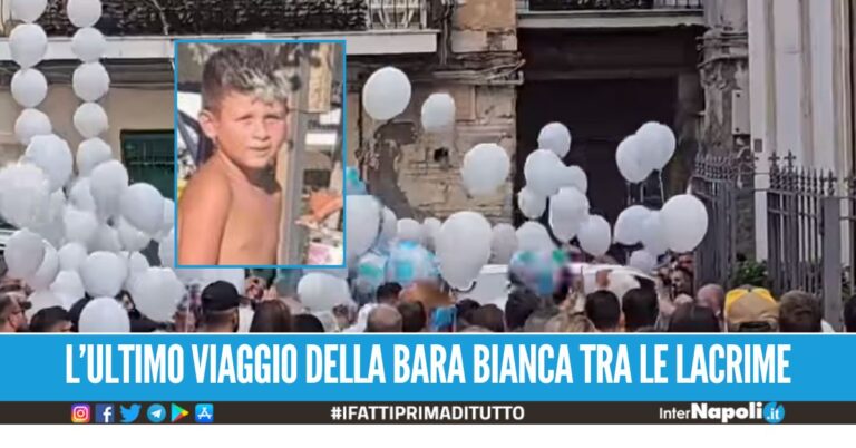 Palloncini bianchi ai funerali del piccolo Giuseppe, lacrime a Castellammare