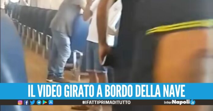 Paura sul traghetto Napoli-Ischia, passeggeri costretti a uscire sul ponte
