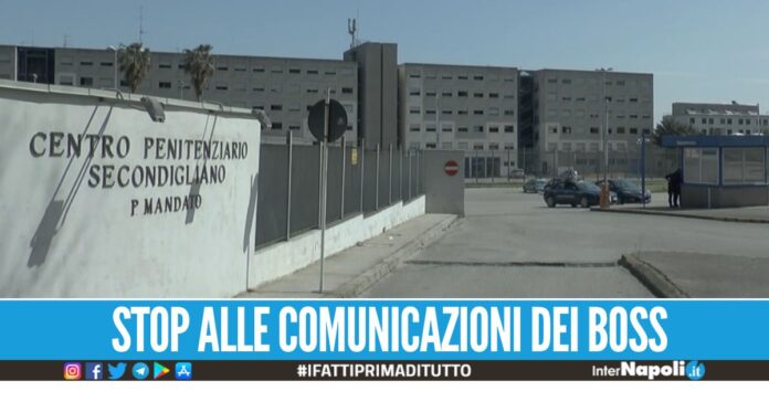 Scovati 8 smartphone nel reparto di Alta Sicurezza nel carcere di Secondigliano