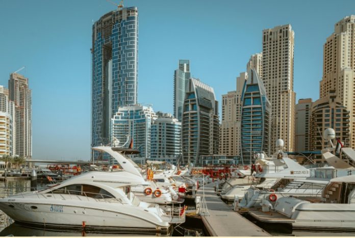 La nautica da diporto nel mondo. Yacht come esempio di turismo o di una bella vacanza negli Emirati Arabi