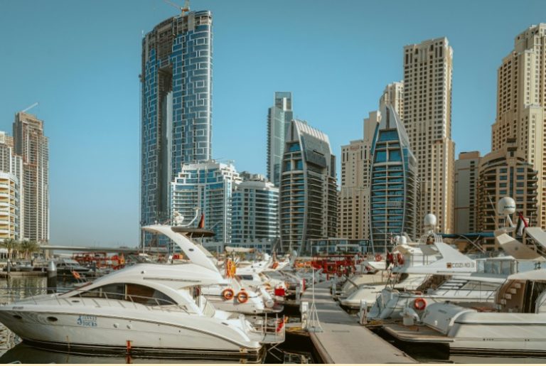 La nautica da diporto nel mondo. Yacht come esempio di turismo o di una bella vacanza negli Emirati Arabi