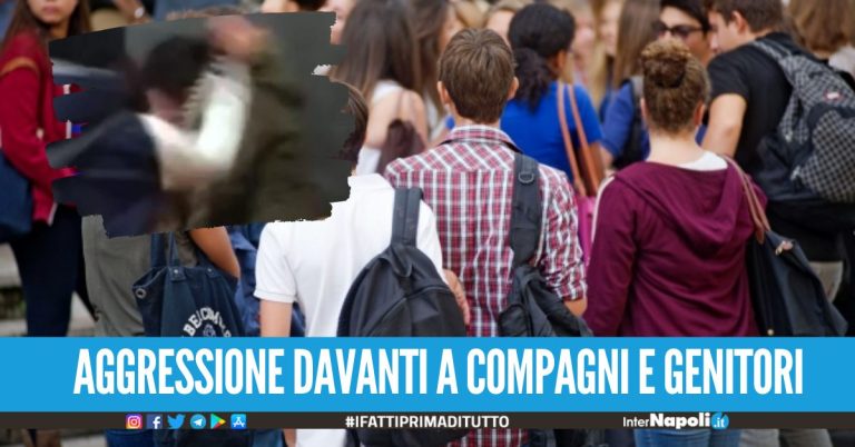Assurda violenza fuori scuola ad Acerra, studente picchiato da branco di bulli