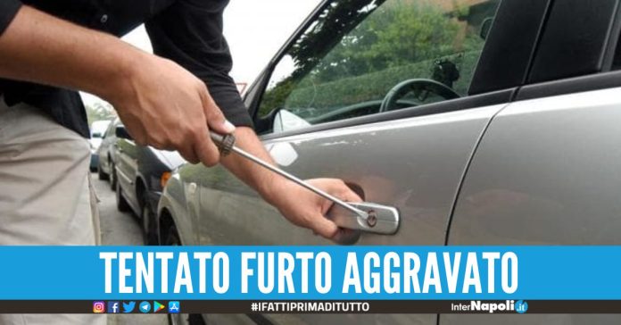 Beccati a scassinare un'auto a Secondigliano: arrestati due uomini di 22 e 46 anni