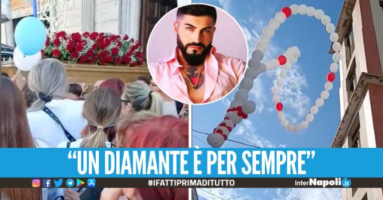 L’ultimo saluto a Carmine Diamante: lacrime, palloncini e le sue canzoni all’uscita della bara