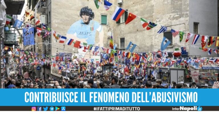 Vedi Napoli e poi scappi: ad agosto 2024 calo dell’11% dei turisti rispetto al 2023