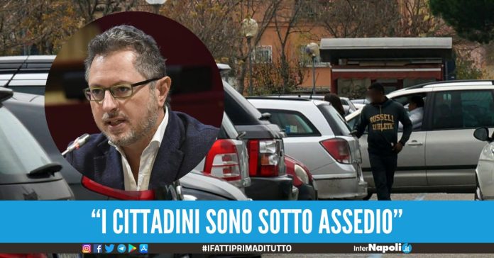 Parcheggiatori abusivi a Napoli: tariffe degli estorsori sempre più alte, occupazione militare del territorio e guerra armata tra gruppi rivali.