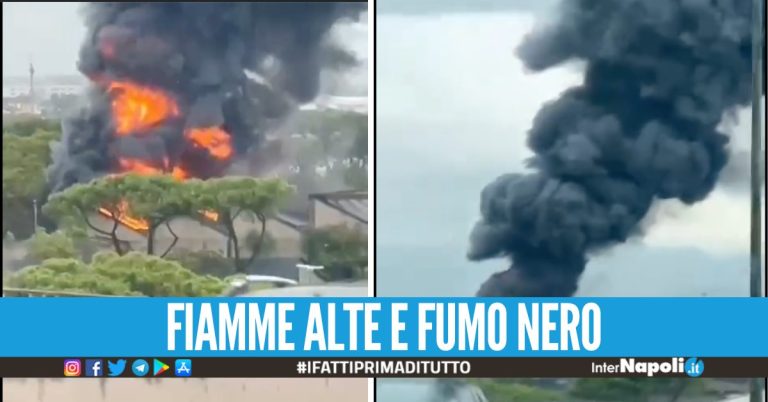 Spaventoso incendio a Napoli, in fiamme un’autorimessa: fumo visibile da chilometri