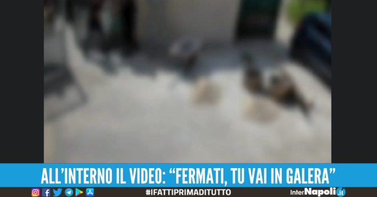 Melito, aggredisce il figlio a colpi d’ascia nel cortile di casa