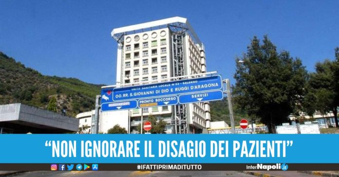 Non vuole aspettare il turno del figlio papà sfonda la porta della Pediatria al Ruggi di Salerno