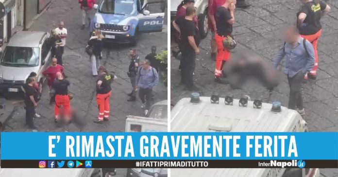 Paura in strada a Napoli, donna scivola su una macchia d'olio e batte la testa