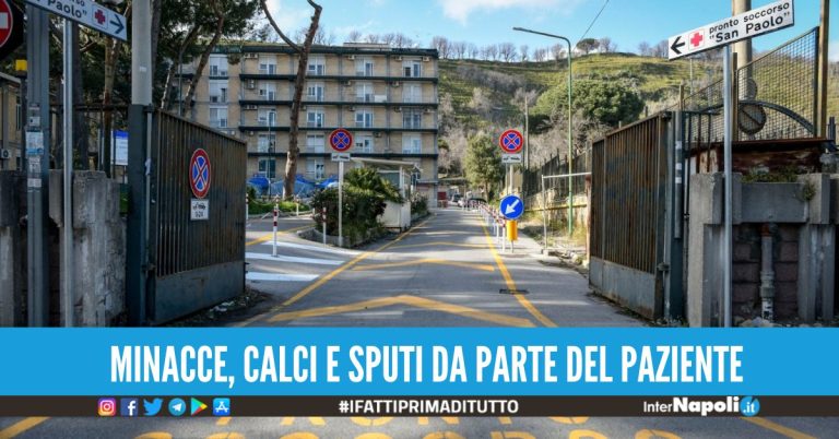 Intervengono per aiutarlo, carabinieri e sanitari dell’ospedale San Paolo aggrediti a calci e sputi