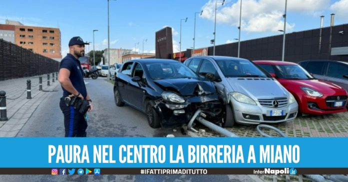 Paura nel parcheggio del centro commerciale La Birreria a Miano, auto distrutta dopo lo schianto