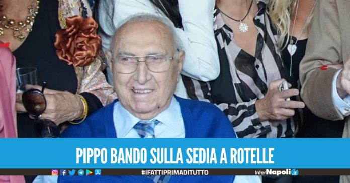 Pippo Baudo torna in pubblico dopo tanto tempo, sulla sedia a rotelle al compleanno di Pingitore