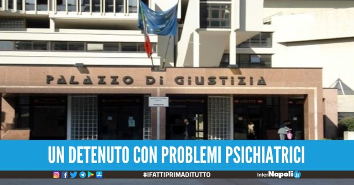Sferra calci e pugni ai poliziotti per evadere caos al Tribunale di Napoli