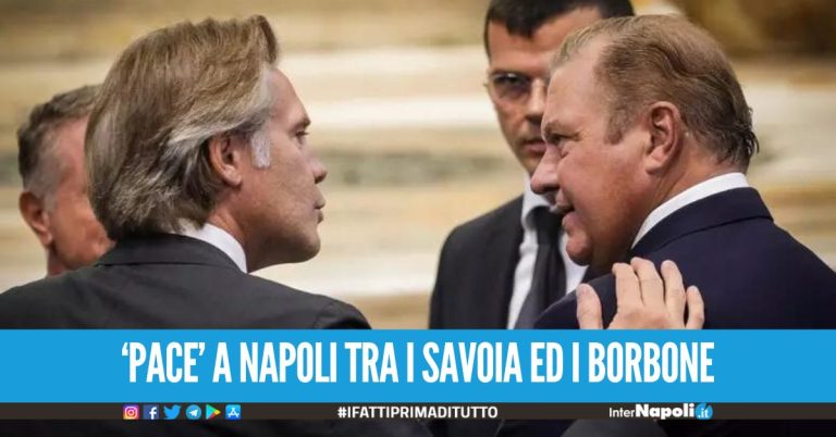 Storico abbraccio a Napoli tra Emanuele Filiberto e Carlo di Borbone
