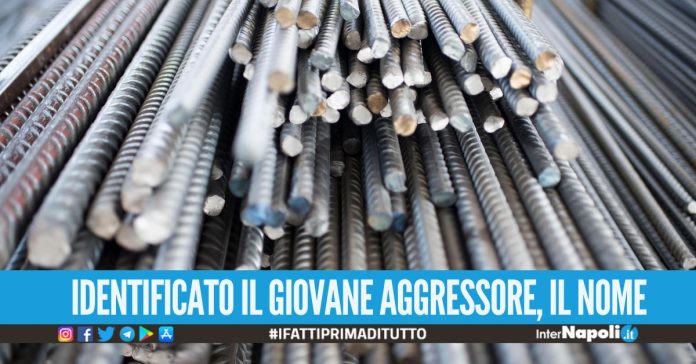Ferisce i passati con un'asta di ferro, 32enne bloccato a Grumo Nevano