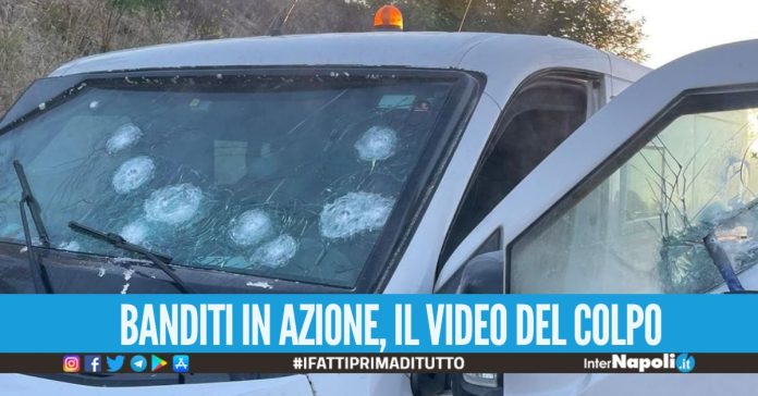 Assaltano il portavalori armati di kalashnikov, colpito il vigilante. Il video