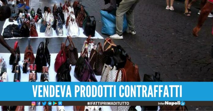 Aggredisce gli agenti che gli sequestrano la merce arrestato venditore ambulante a Napoli